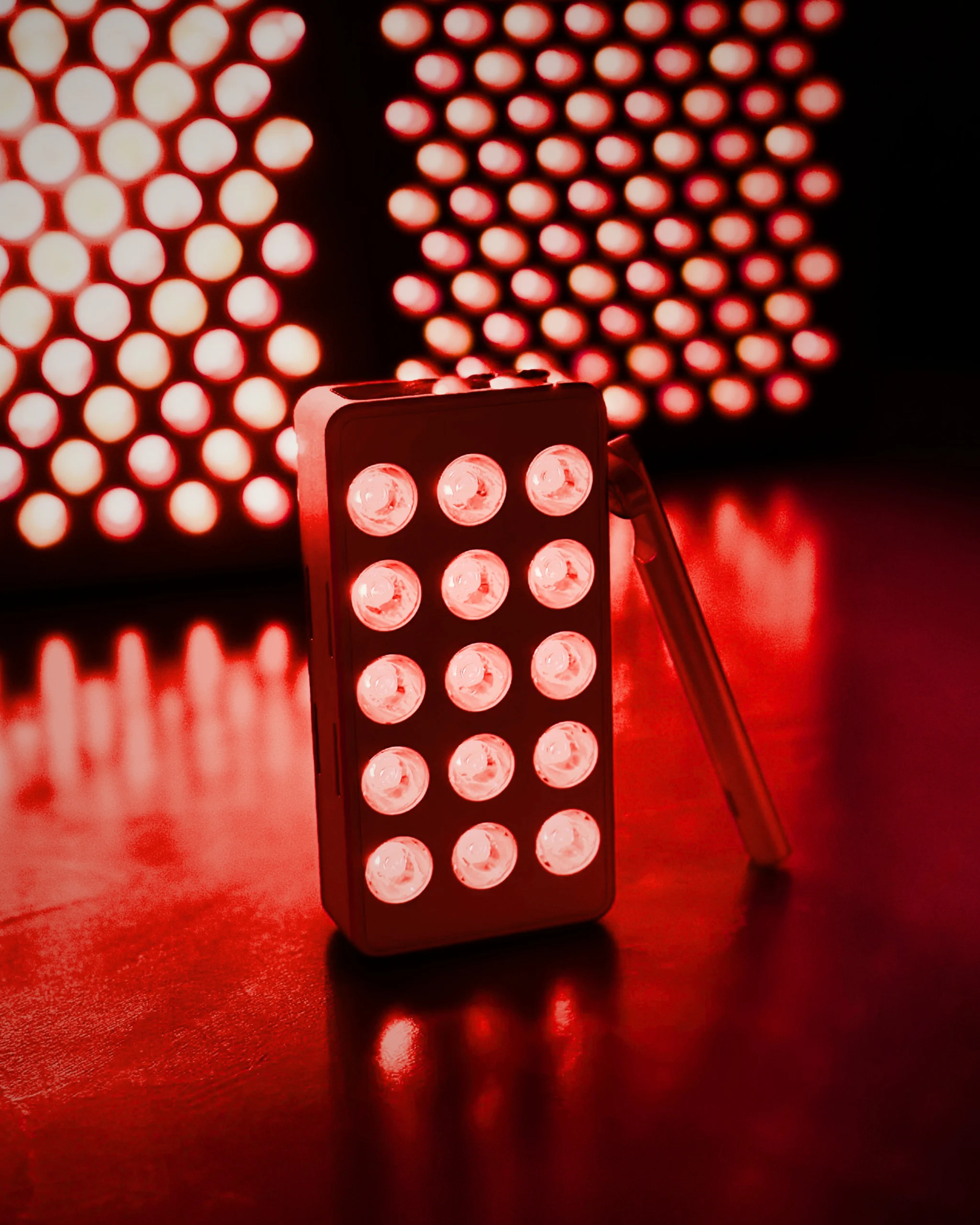 Panel Magma de terapia de luz roja encendido en primer plano